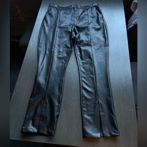 Abercrombie & Fitch The Skinny Ultra High Rise - Vegan Leather Split Hem Pants